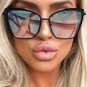 Stylish Black Sunglasses Diff style Becky Black Flash Grey Gradient sunglasses